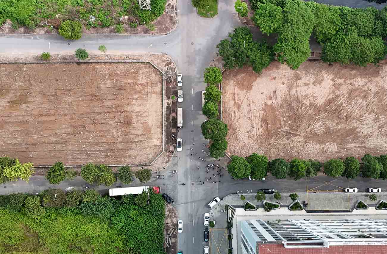 HoREA de xuat tinh gia dat tai dinh cu chi bang 20% gia dat trong bang gia dat de nguoi dan co the an cu, bao dam cuoc song bang hoac tot hon noi o cu. Trong anh la khu dat tai dinh cu o phuong Viet Hung (Ha Noi). Anh: Tr.Phu.