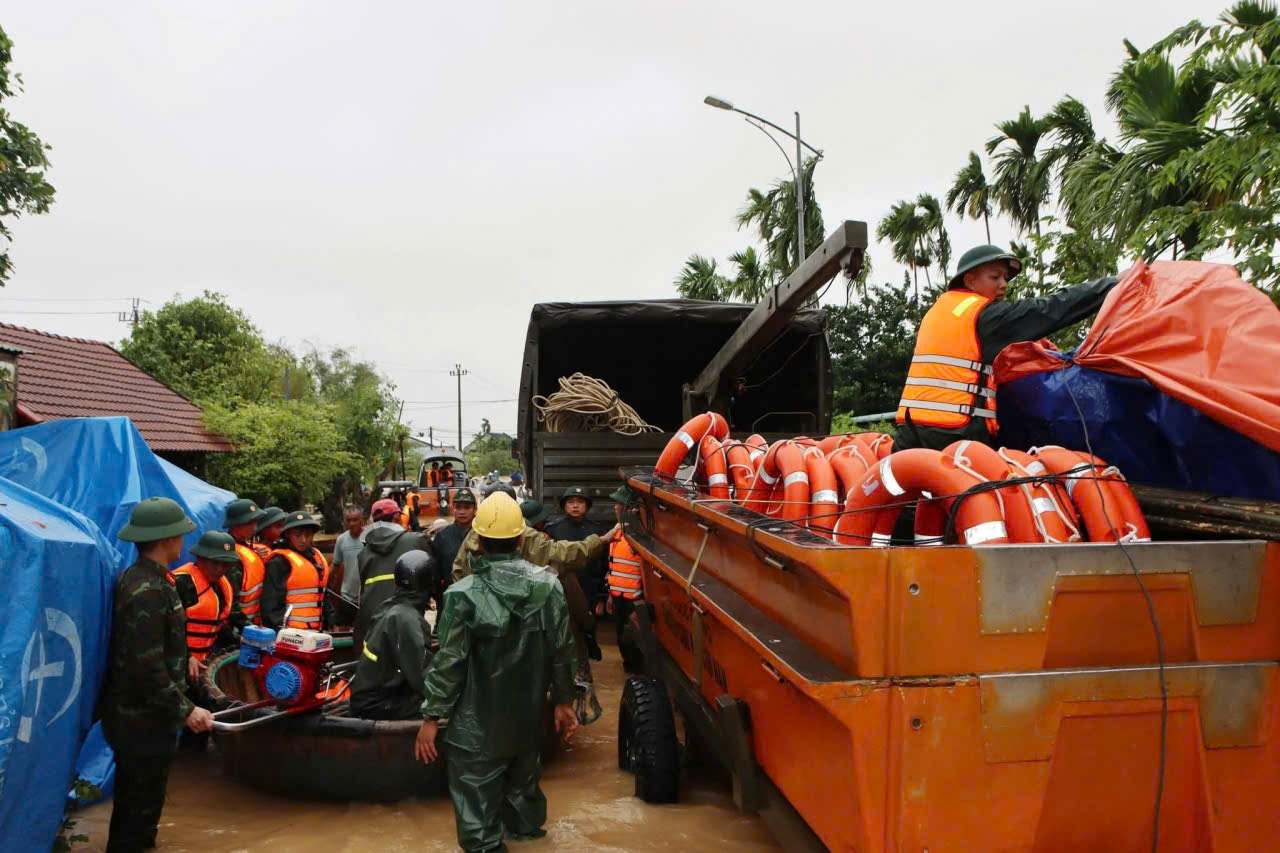 The military forces of Division 315 have entered the flood center to accompany and fight side by side with the people of Duy Nghia, Da Nang. Photo: Van Qui