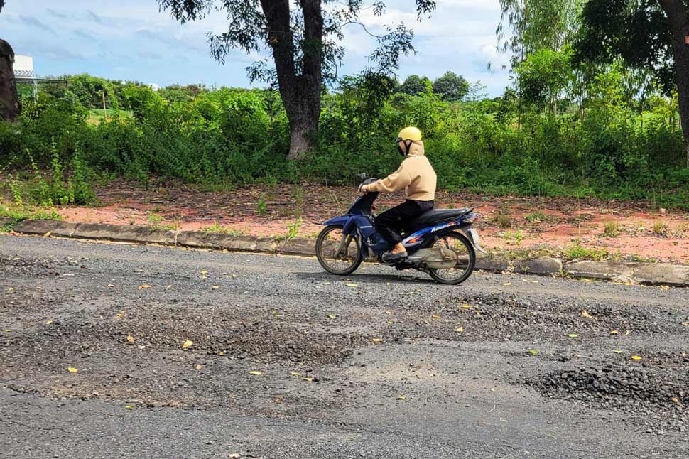 People are concerned that the damaged road surface poses a high risk of traffic accidents. Photo: Tan Manh