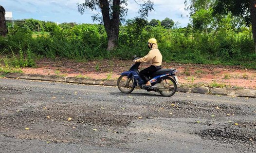 Người dân lo ngại tình trạng mặt đường hư hỏng tiềm ẩn nhiều nguy cơ xảy ra tai nạn giao thông. Ảnh: Tấn Mạnh