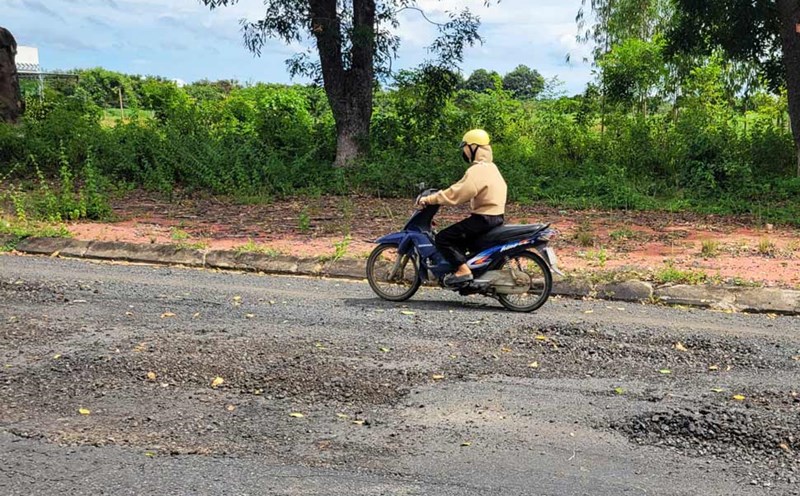 People are concerned that the damaged road surface poses a high risk of traffic accidents. Photo: Tan Manh