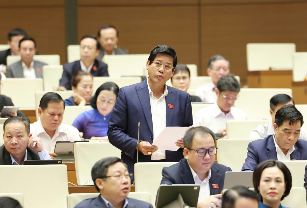 Dai bieu Duong Van Phuoc de nghi som ban hanh vi tri viec lam, dieu chinh tien luong. Anh: Pham Dong