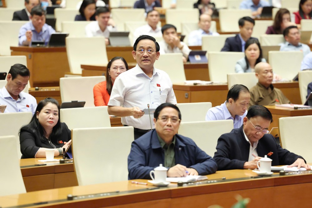 国会議員チャン・コック・トゥアン氏（ヴィンロン代表団）は、2026年1月1日から基本給を引き上げることを提案した。写真：ファム・ドン