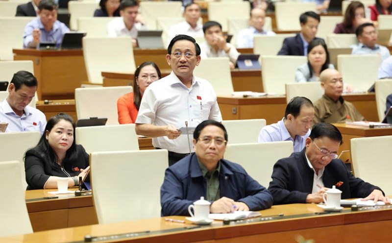 National Assembly delegate Tran Quoc Tuan (Vinh Long delegation) proposed to increase the basic salary from January 1, 2026. Photo: Pham Dong