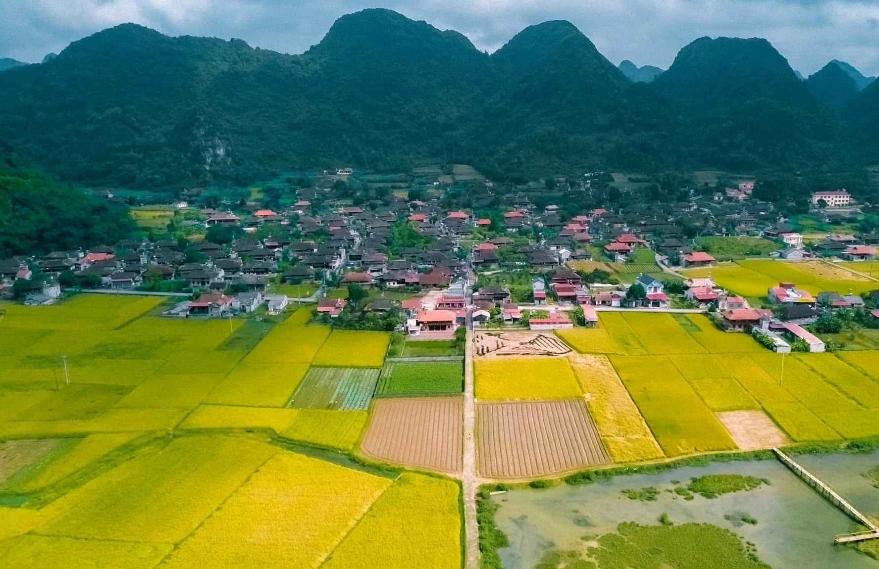 Bên trong làng du lịch tốt nhất thế giới có hàng trăm nhà sàn cổ ở Lạng Sơn.