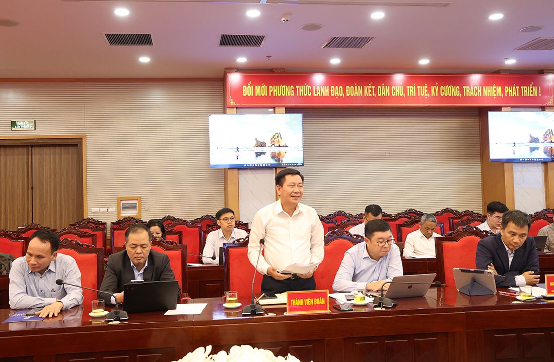 Pho Tong giam doc EVNNPT Hoang Van Tuyen bao cao tai buoi lam viec