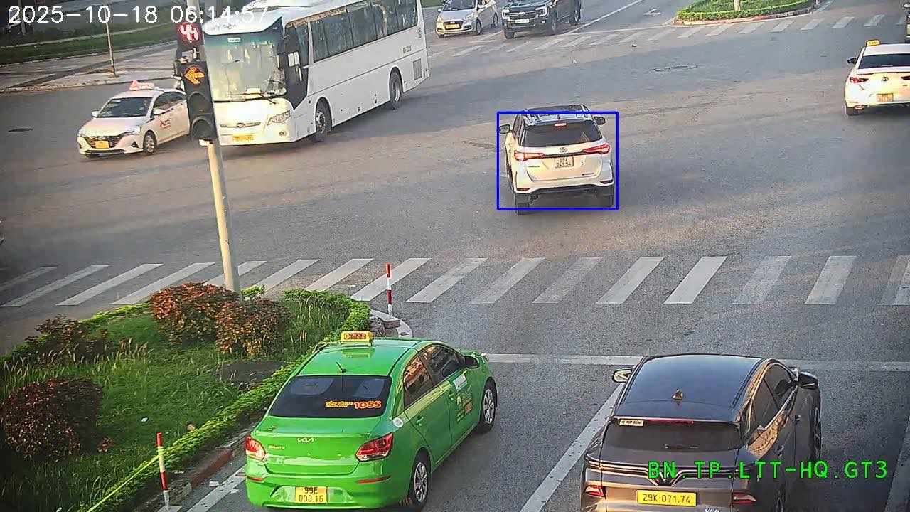 Un coche multado en frio (mercadillo azul) en Bac Ninh. Foto: Departamento de Policia de Trafico de la provincia de Bac Ninh