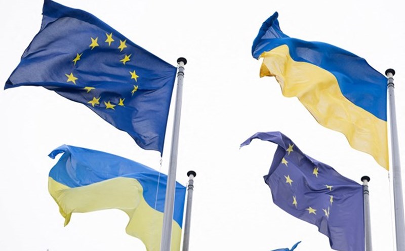 The European Union (EU) flag and the Ukrainian flag. Photo: AFP
