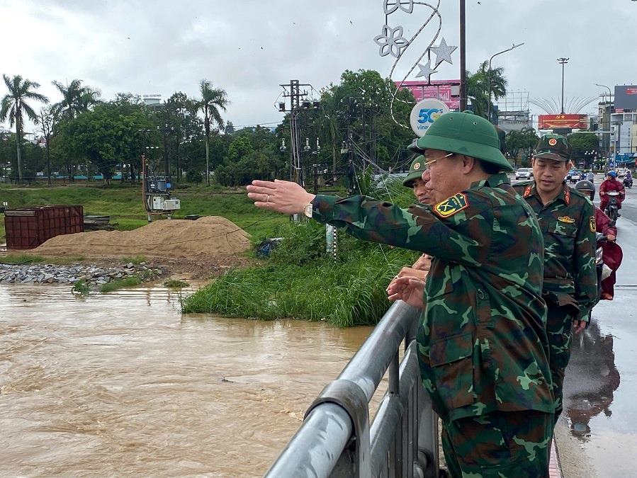 Thuong ta Tran The Phan, Uy vien Ban thuong vu Tinh uy, Chi huy truong Bo Chi huy quan su tinh Quang Ngai kiem tra thuc te muc nuoc lu tai cau Tra Khuc 1 vao sang 29.10. Anh: Vien Nguyen
