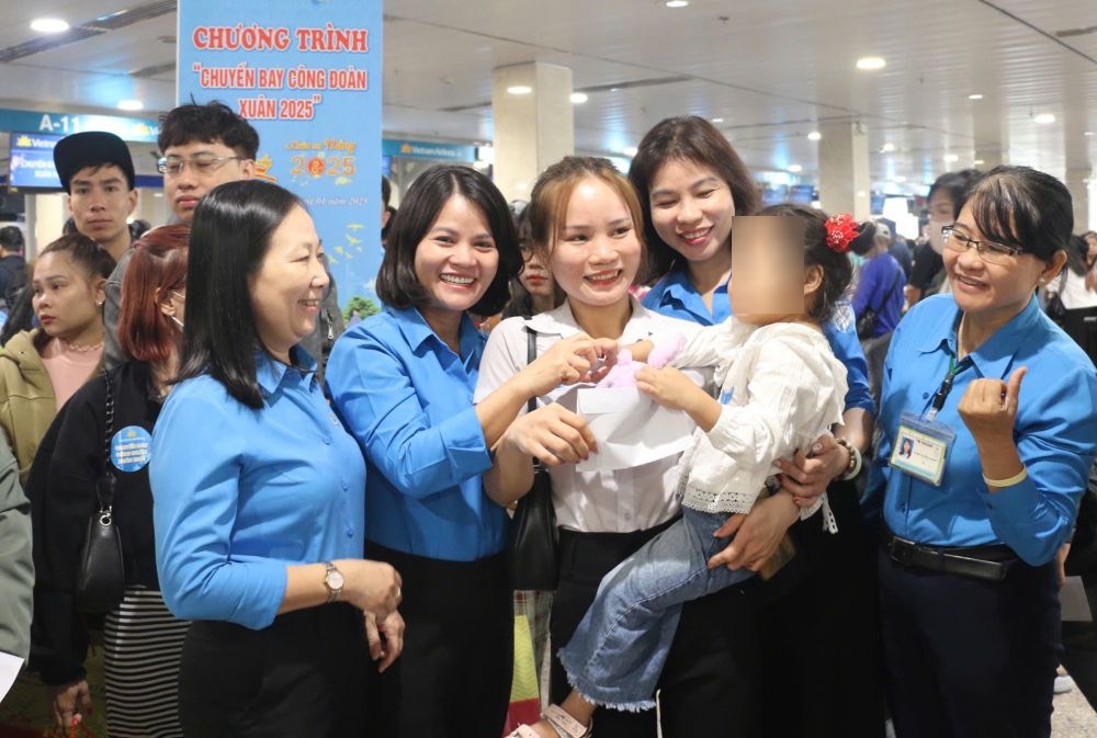 Workers and relatives in the old Binh Duong province will be taken a Trade Union - Spring 2025 Flight back to their hometown to celebrate Tet. Photo: Ho Van