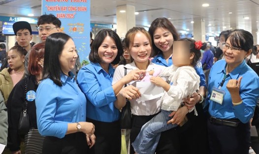 Người lao động và người thân tại tỉnh Bình Dương (cũ) được đi Chuyến bay Công đoàn - Xuân 2025 về quê đón Tết. Ảnh: Hồ Văn