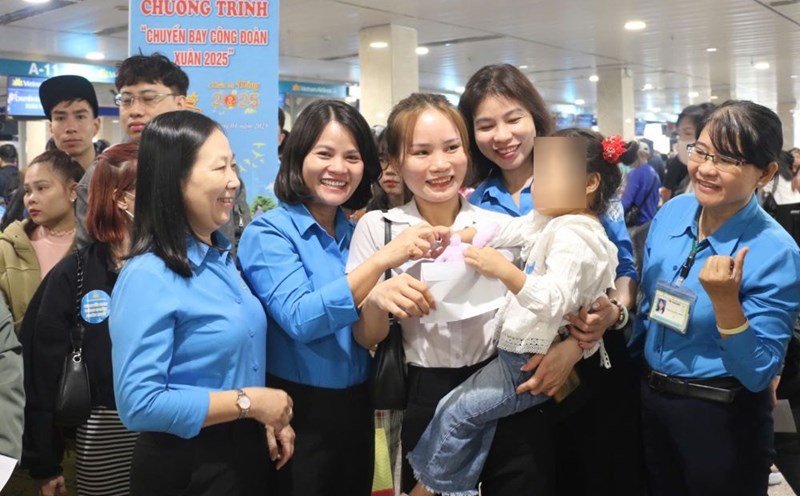 Workers and relatives in the old Binh Duong province will be taken a Trade Union - Spring 2025 Flight back to their hometown to celebrate Tet. Photo: Ho Van