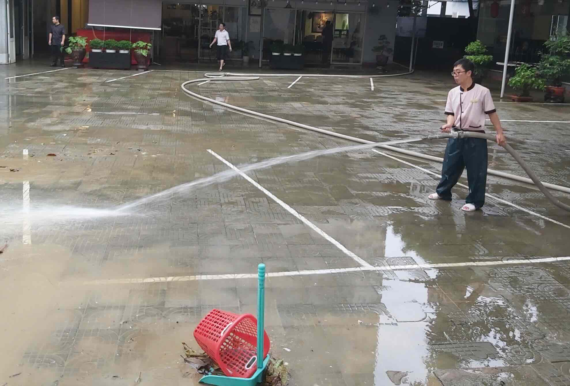 Sang 29.10, mot so nuoc nuoc rut, nguoi dan tranh thu don dep co so ha tang. Anh: N. Minh.