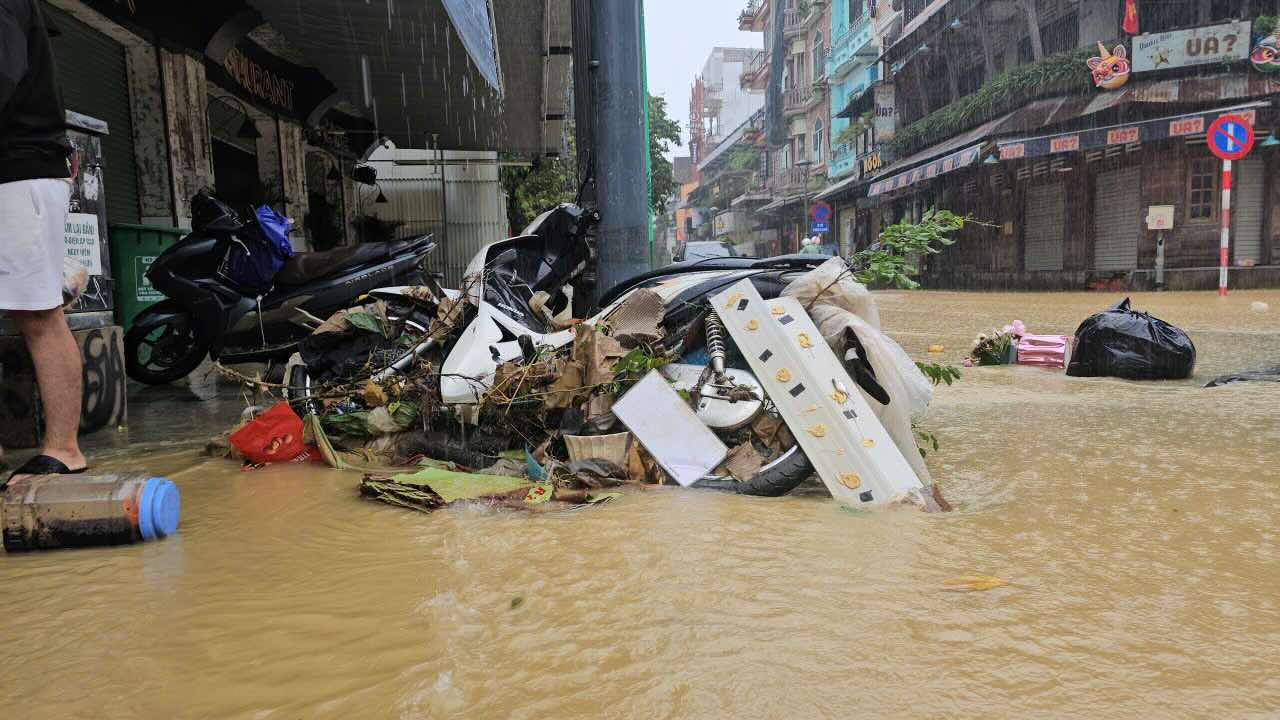 フエの多くの場所は今も雨と洪水で浸水している（10月29日朝の写真）。写真：グエン・ルアン.