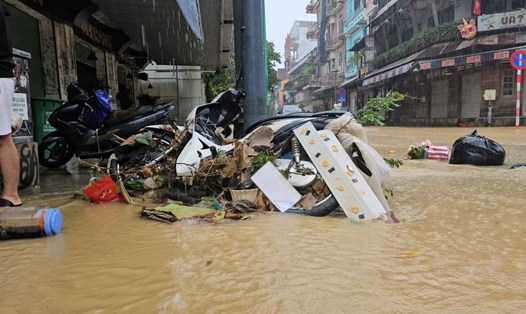 Nhiều nơi ở Huế vẫn còn ngập trong mưa lũ (ảnh sáng 29.10). Ảnh: Nguyễn Luân.