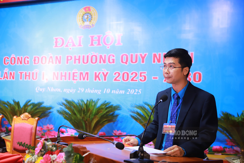 Ong Tran Trong Vien - Thu ky Dai hoi - gioi thieu dai bieu du Dai hoi. Anh: Hoai Phuong