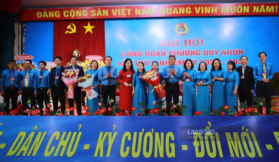 Vice President of the Vietnam General Confederation of Labor Huynh Thanh Xuan presented flowers to congratulate the Quy Nhon Ward Trade Union. Photo: Hoai Phuong