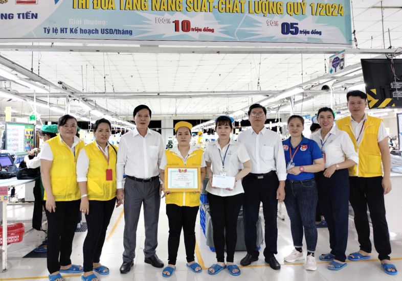 The Executive Committee of the Trade Union awards workers for their achievements in the emulation movement to improve productivity and quality. Photo: Dong Thap Labor Federation
