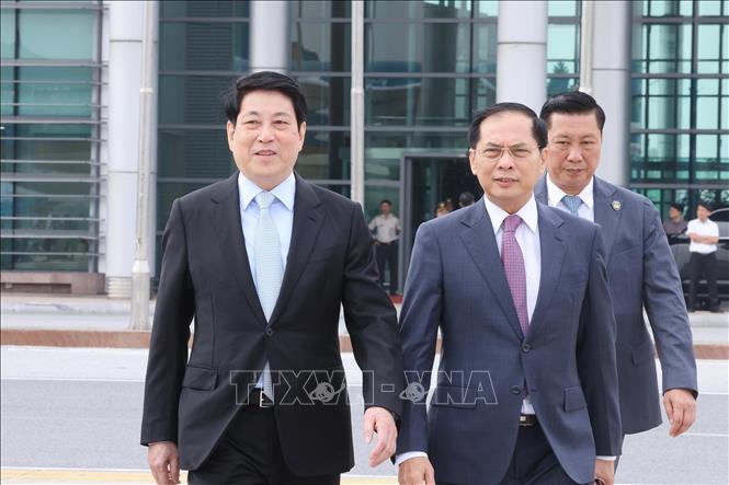 Politburo member and President Luong Cuong at Noi Bai International Airport, set off to attend the 32nd APEC Summit Week and work bilaterally in Korea. Photo: VNA