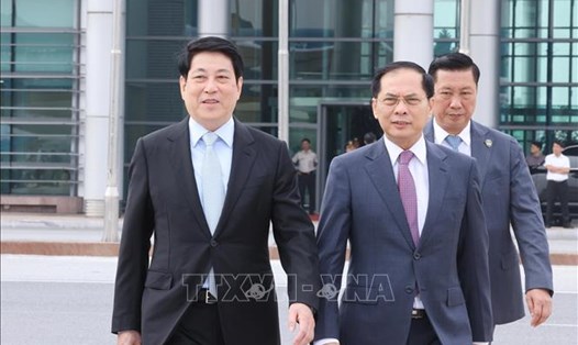 Ủy viên Bộ Chính trị, Chủ tịch nước Lương Cường tại sân bay quốc tế Nội Bài, lên đường dự Tuần lễ Cấp cao APEC lần thứ 32 và làm việc song phương tại Hàn Quốc. Ảnh: TTXVN