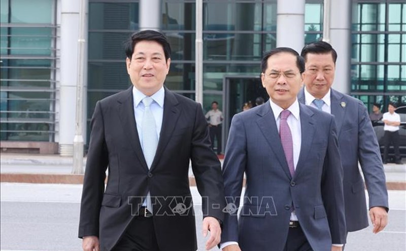 Politburo member and President Luong Cuong at Noi Bai International Airport, set off to attend the 32nd APEC Summit Week and work bilaterally in Korea. Photo: VNA
