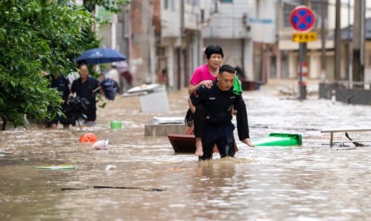 Mưa lớn gây lũ lụt ở huyện Tòng Giang, tỉnh Quý Châu, Trung Quốc, ngày 24.6.2025. Ảnh: Xinhua