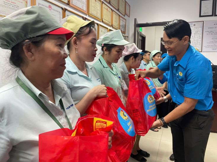 Mr. Pham Tuan Tu - Chairman of Binh Duong Ward Trade Union - presented support gifts to workers in difficulty. Photo: Dinh Trong
