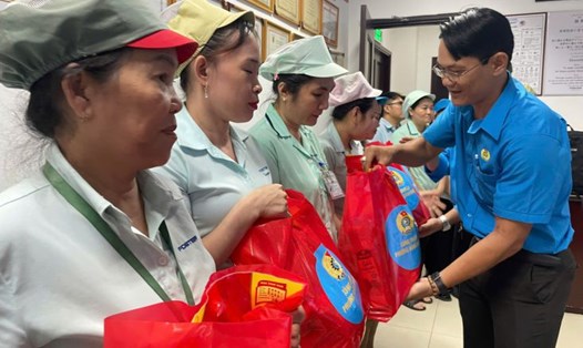 Ông Phạm Tuấn Tú - Chủ tịch Công đoàn phường Bình Dương - trao quà hỗ trợ cho người lao động khó khăn. Ảnh: Đình Trọng