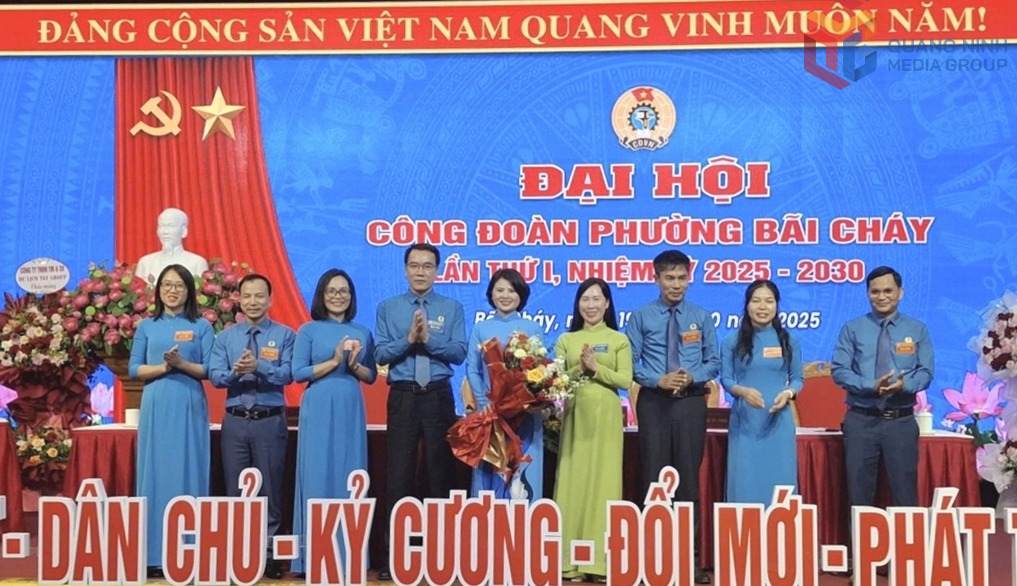 Leaders of the Quang Ninh Provincial Federation of Labor presented flowers to congratulate the launch of the Bai Chay Ward Trade Union Executive Committee. Photo: Thanh Hang - National Brand