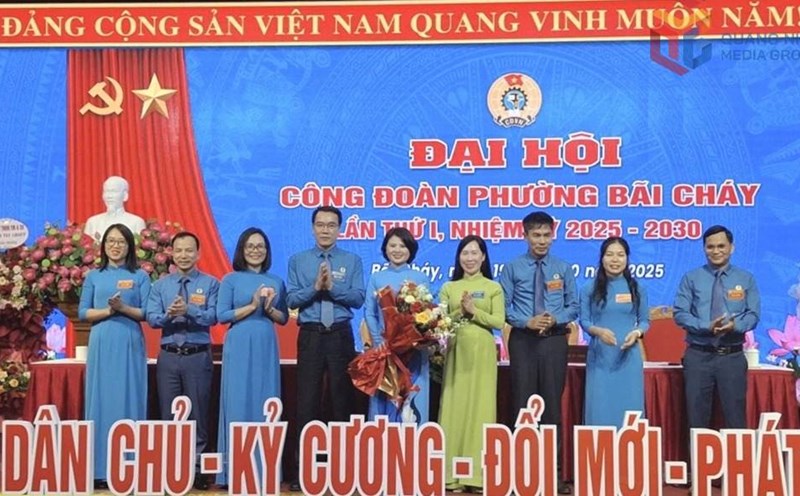 Leaders of the Quang Ninh Provincial Federation of Labor presented flowers to congratulate the launch of the Bai Chay Ward Trade Union Executive Committee. Photo: Thanh Hang - National Brand