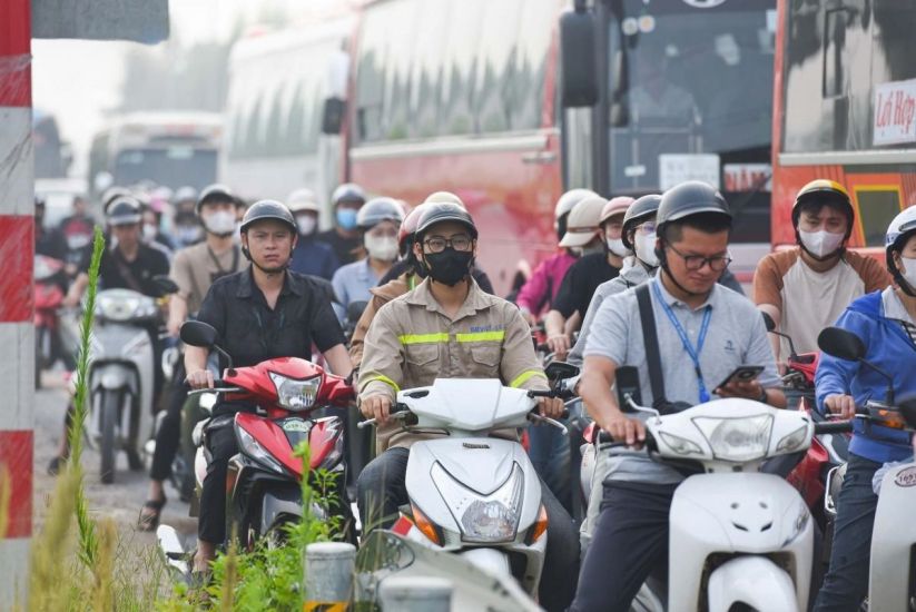 The congestion near the industrial park seriously affects the travel of workers. Photo: Van Truong