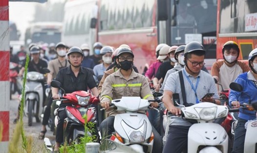 Ùn tắc gần KCN ảnh hưởng nghiêm trọng đến việc đi lại của công nhân lao động. Ảnh: Vân Trường