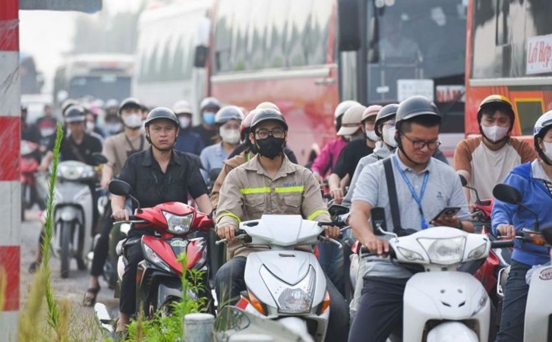 The congestion near the industrial park seriously affects the travel of workers. Photo: Van Truong