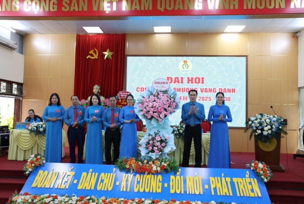Leaders of the Quang Ninh Provincial Federation of Labor presented flowers to congratulate the Vang Danh Ward Trade Union Congress. Photo: Nguyen Thi Hong (Vang Danh Ward Union)