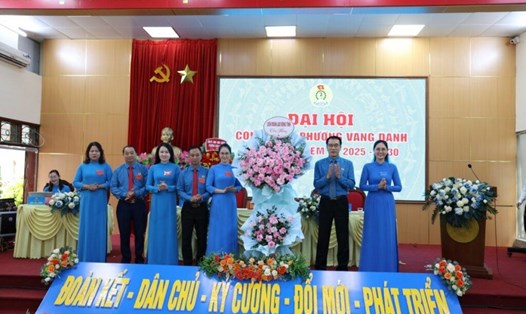 Lãnh đạo LĐLĐ tỉnh Quảng Ninh tặng hoa chúc mừng Đại hội Công đoàn phường Vàng Danh. Ảnh: Nguyễn Thị Hồng (CĐ phường Vàng Danh)