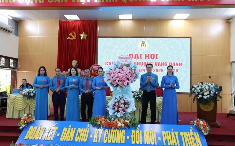 Leaders of the Quang Ninh Provincial Federation of Labor presented flowers to congratulate the Vang Danh Ward Trade Union Congress. Photo: Nguyen Thi Hong (Vang Danh Ward Union)