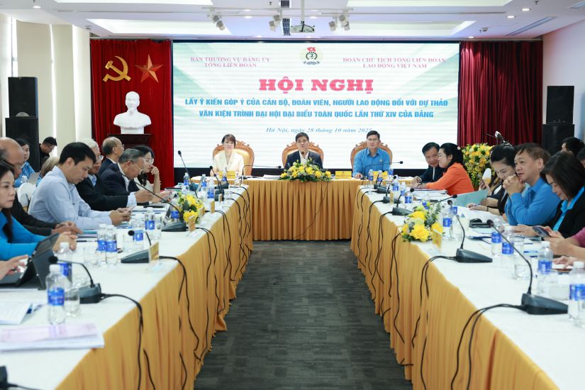 Conferencia para tomar opiniones de funcionarios miembros de la union y trabajadores sobre el Proyecto de Documento presentado al XIV Congreso Nacional del Partido organizado por la Confederacion General del Trabajo de Vietnam. Foto: Hai Nguyen
