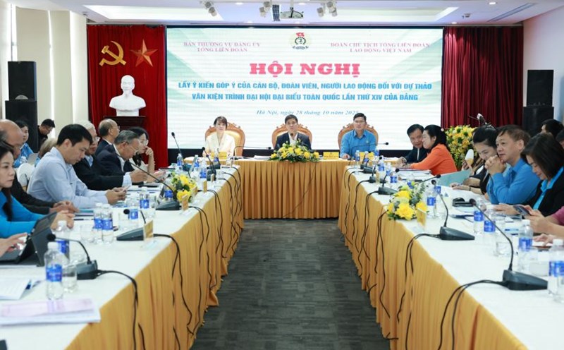 Conference to collect comments from cadres, union members, and workers on the Draft Documents to be submitted to the 14th National Congress of the Party organized by the Vietnam General Confederation of Labor. Photo: Hai Nguyen