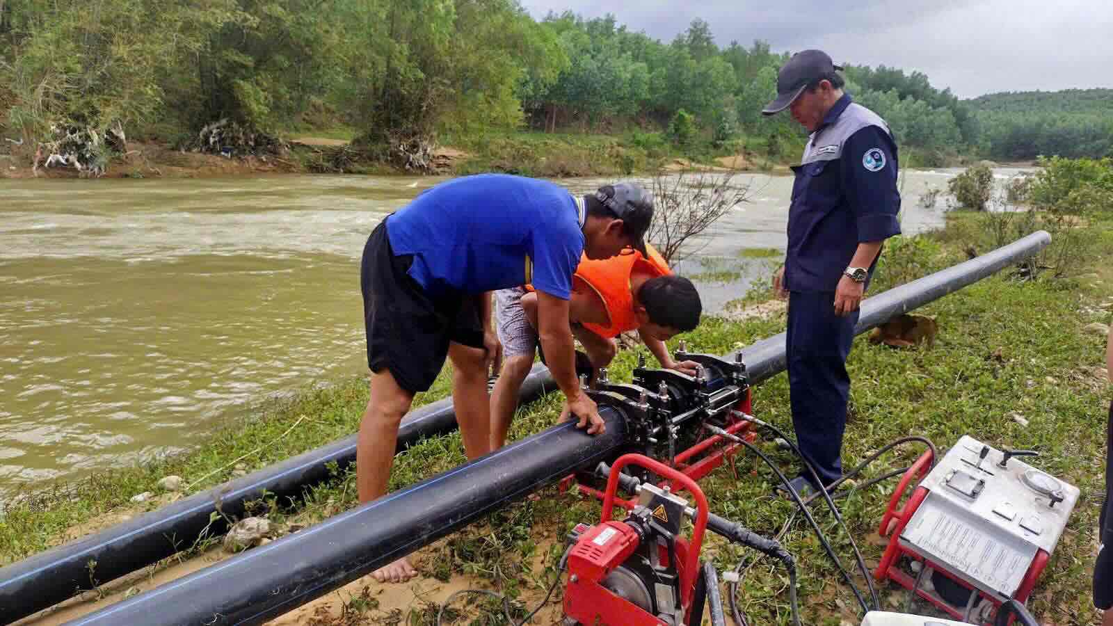 HueWACO workers fight the rain to fix the problem and ensure clean water for people in the midst of floods. Photo: Ha My.