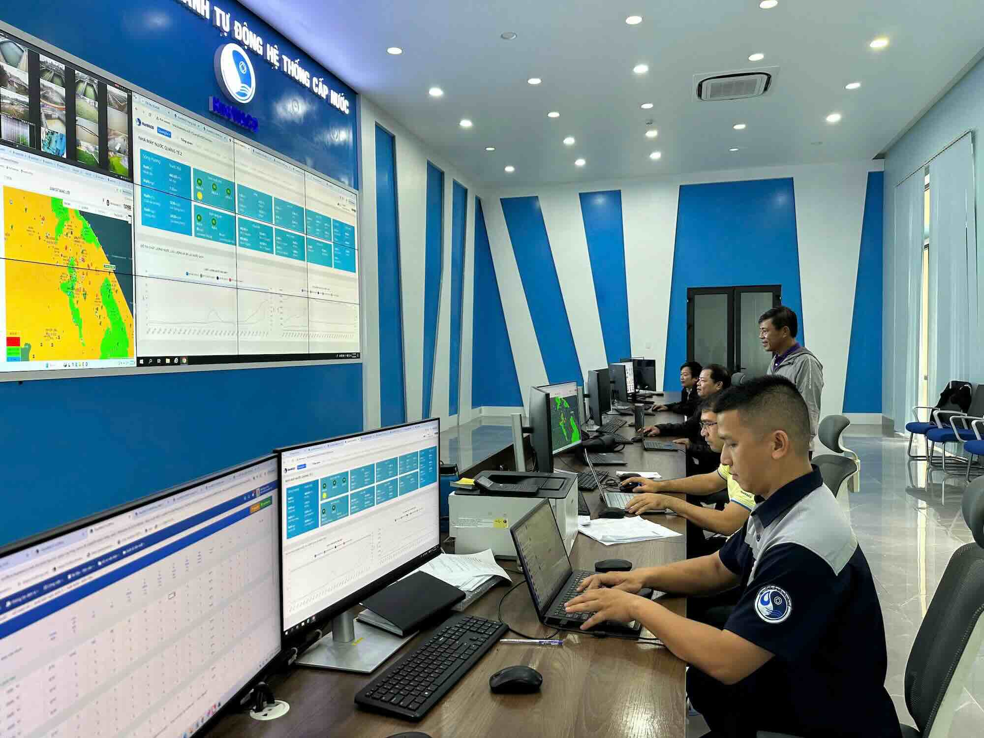 HueWACO thuc hien nghiem tuc phuong cham “4 tai cho, 3 san sang” ung pho truoc lu lon. Anh: Ha My.