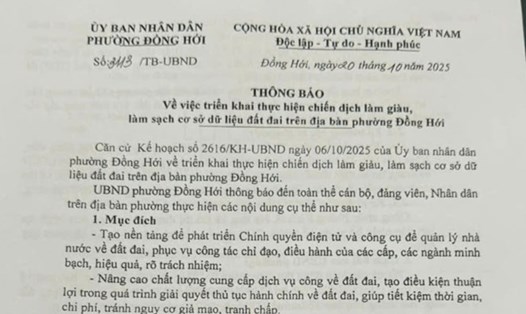 Thông báo về bản photocopy sổ đỏ của phường Đồng Hới  trước đó khiến người dân băn khoăn. Ảnh: Thanh Sơn