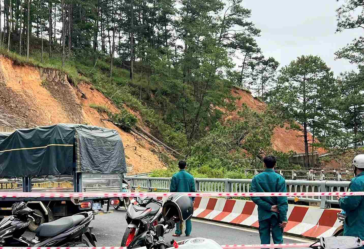 Sat lo dang dien bien phuc tap ngay qua doi rung thong canh Cau Treo tren deo D'ran. Anh: Phuc Khanh