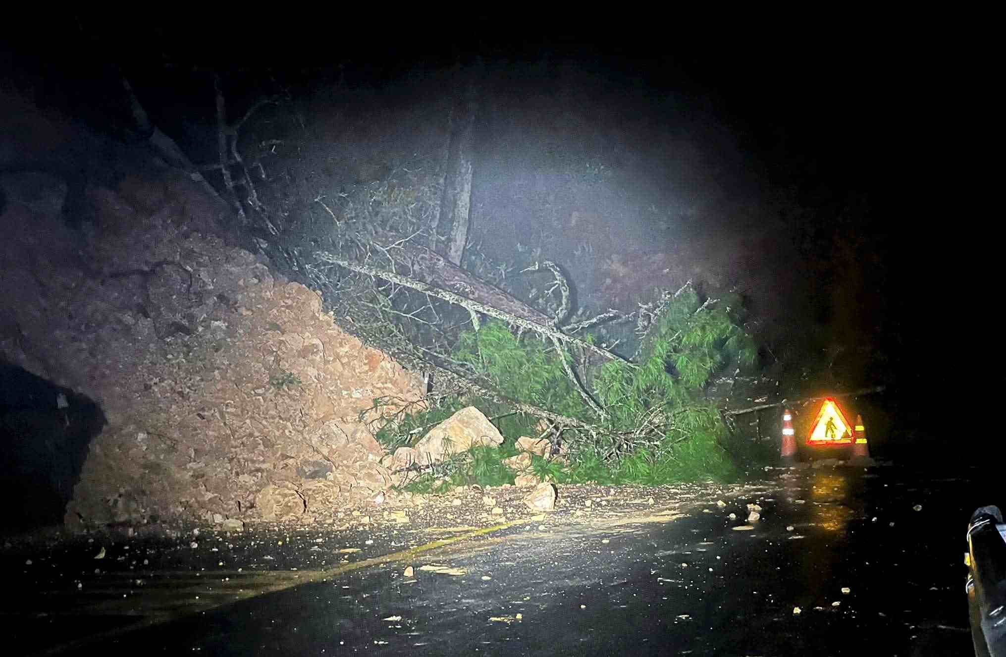 Sat lo khien dat da, cay coi do tran xuong duong tren deo D'ran. Anh: Phuc Khanh