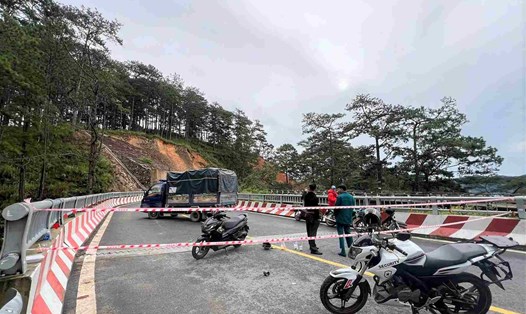 Lực lượng chức năng tỉnh Lâm Đồng phong tỏa 2 chiều tại Cầu Treo trên đèo D'ran thuộc Quốc lộ 20 do sạt lở diễn biến phức tạp. Ảnh: Phúc Khánh