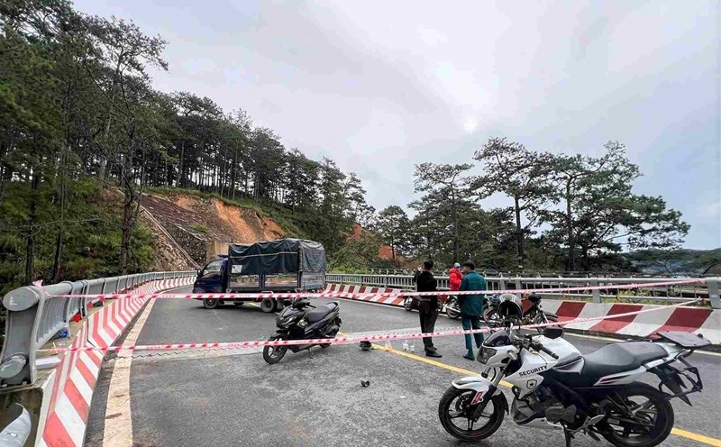 Lam Dong provincial authorities have blocked off two-way traffic at Treo Bridge on D'ran Pass on National Highway 20 due to complicated landslides. Photo: Phuc Khanh