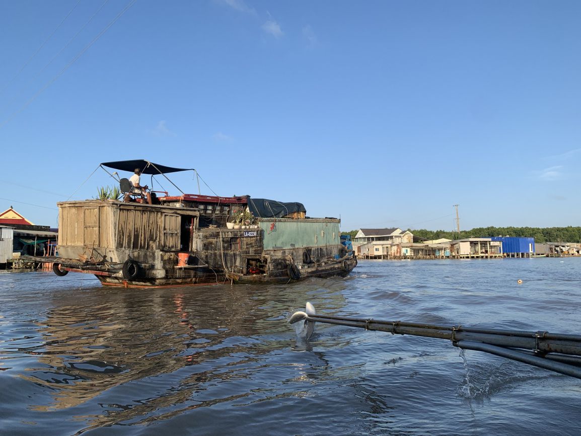 Restos del mercado de Nam Can con barcos de comerciantes de la laguna. Foto: Ky Lam