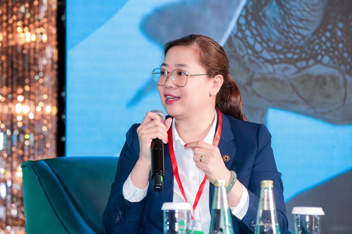 Ba Nguyen Thi Kim Phuong chia se ve hanh trinh chuyen doi xanh cua BIDV tai Hoi thao. Anh: BIDV