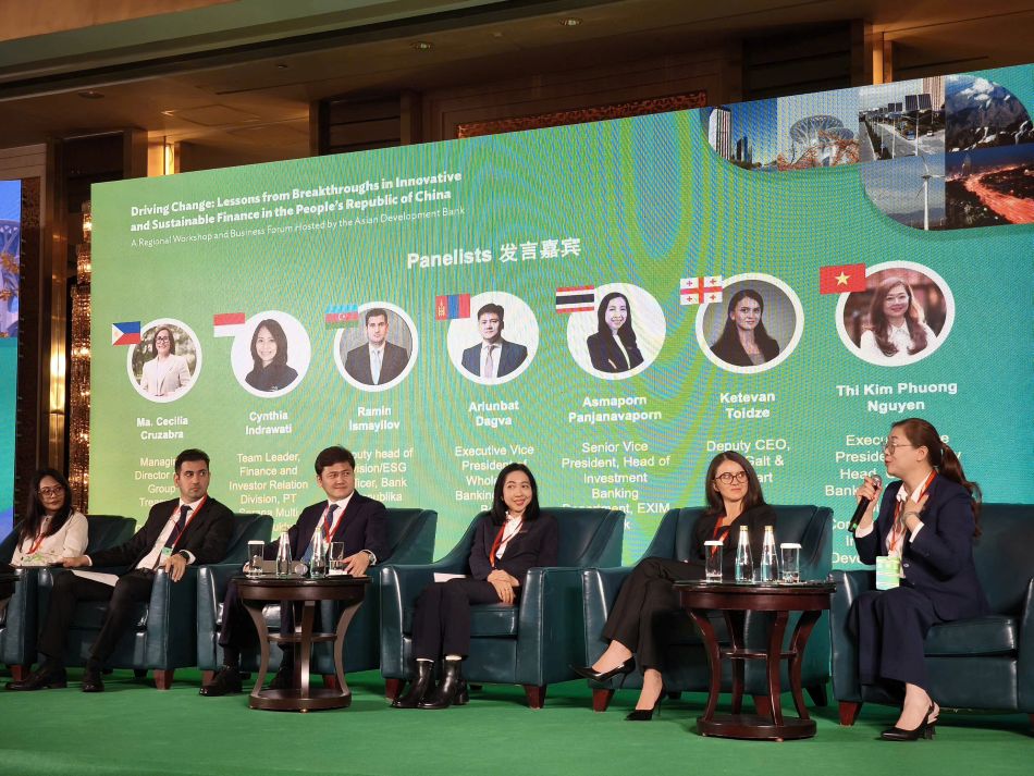 Dai dien BIDV - ba Nguyen Thi Kim Phuong (ngoai cung ben phai) - cung dien gia cac nuoc tham du Hoi thao