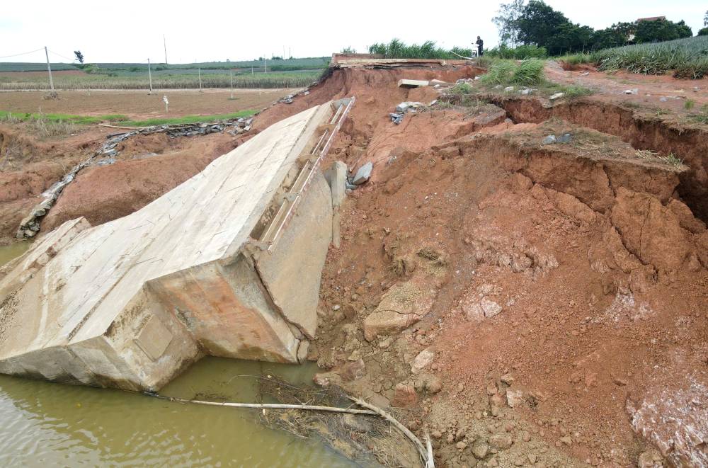 Khu vuc mo cau bi sut lun, gay do nghiem trong. Anh: Quach Du