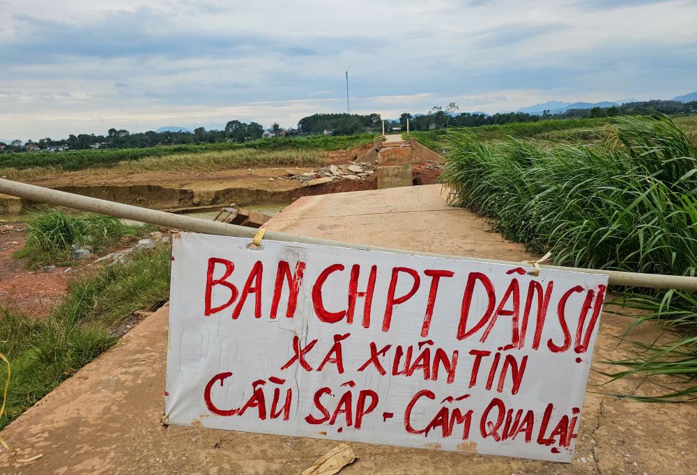 Sau khi sap cau Mo, chinh quyen dia phuong da rao chan, khong de nguoi dan qua lai khu vuc nguy hiem. Anh: Quach Du